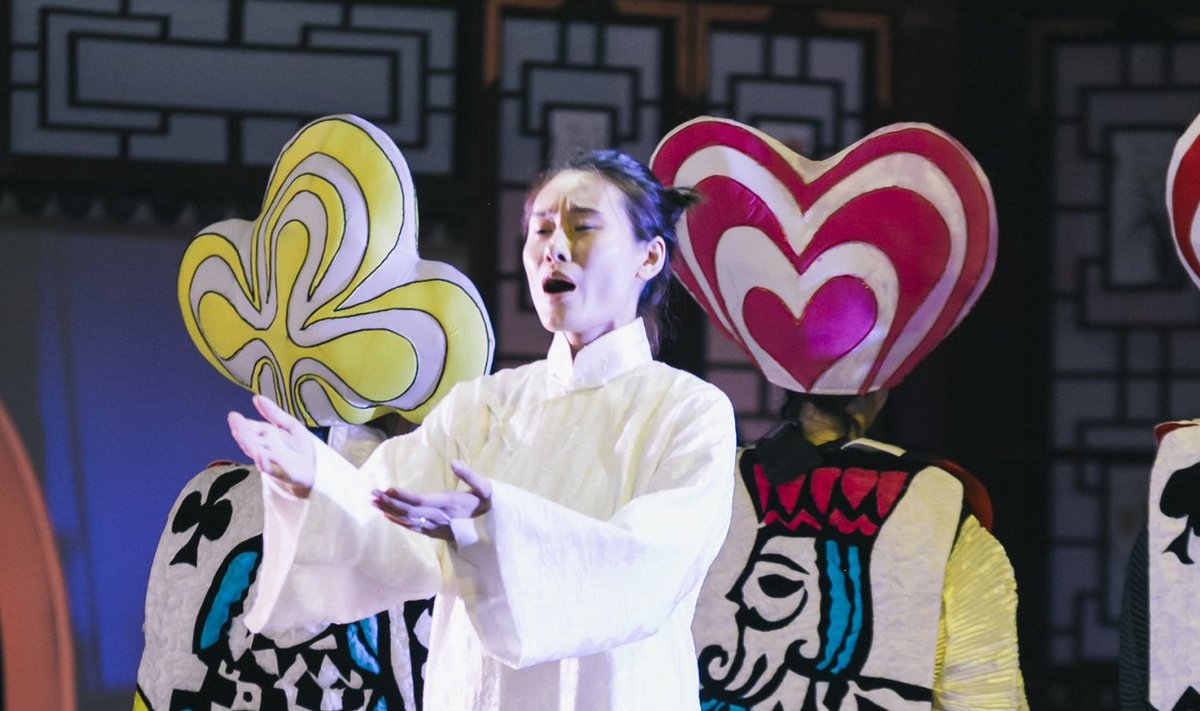 Shanghai ooperiteatri etendus „Riskantne mäng”. Ooperihuvilist publikut rõõmustas see teos põneva süžee, lavastuse ja muusikaga. Fotol laulab Wang Bihua.
