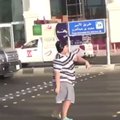 VIDEO | 14-aastane tantsis Saudi Araabias teed ületades "Macarenat", politsei vahistas poisi kõlvatu käitumise eest