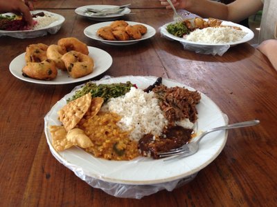 Tüüpiline Sri Lanka lõunasöök – riis ja erinevad karrikastmed, mida saab endale Rootsi lauast nii palju juurde tõsta, kui kõhtu mahub.
