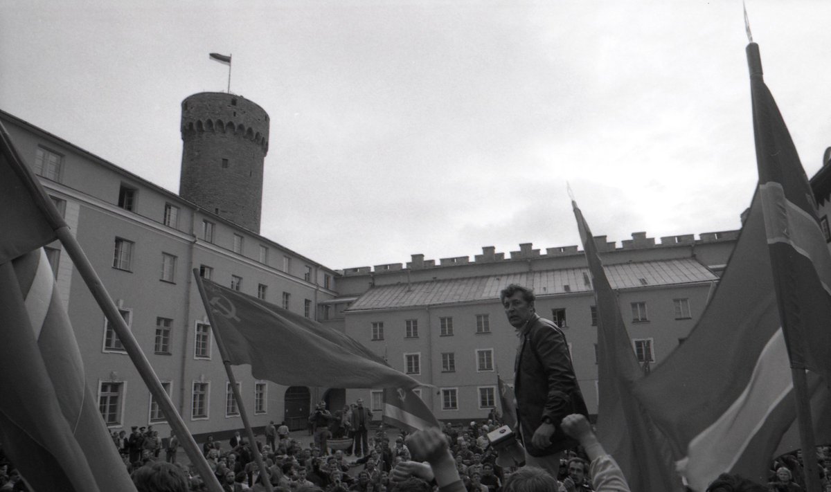 Lossi ründamist juhtinud Mihhail Lõssenko röökis rahvale keset platsi, et kui Toompeal kohe punalippu ei heisata, murrame väravad maha ja teeme seda ise! Veidi pärast poolt viit roniski naabermajade katustelt üles turninud mees lossi frontoonile ja heiskas trikoloori kõrvale ENSV lipu.