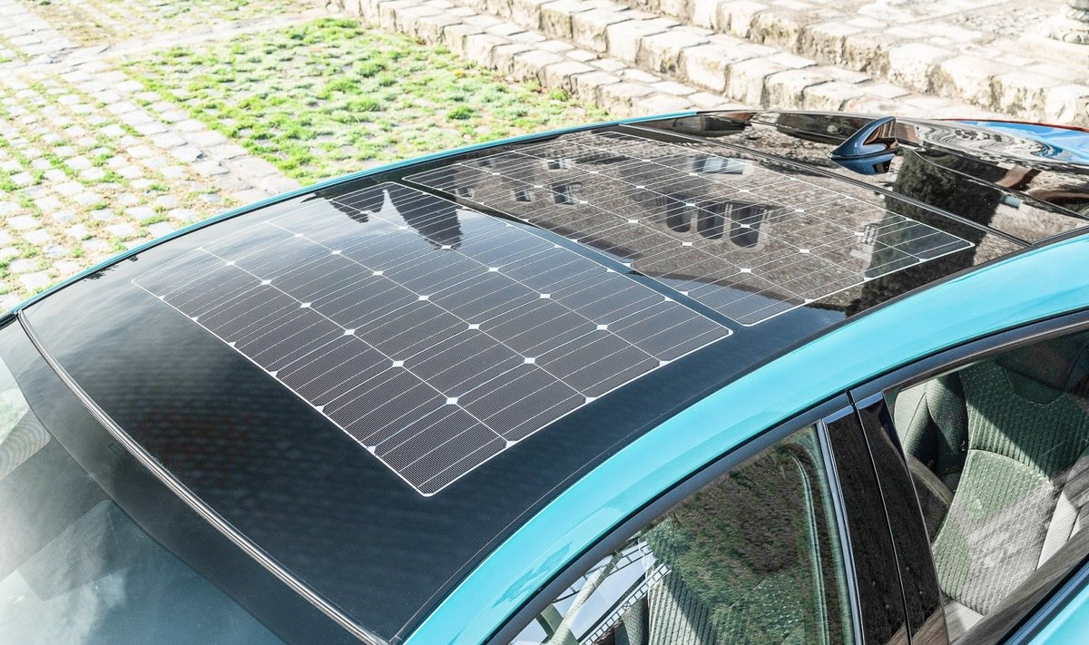Päikesepaneel Toyota Priuse PHEV katusel
