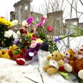 FOTOD: Õitemeri Narvas - leinavad inimesed toovad hukkunud Varvara mälestuseks lilli ja mänguasju