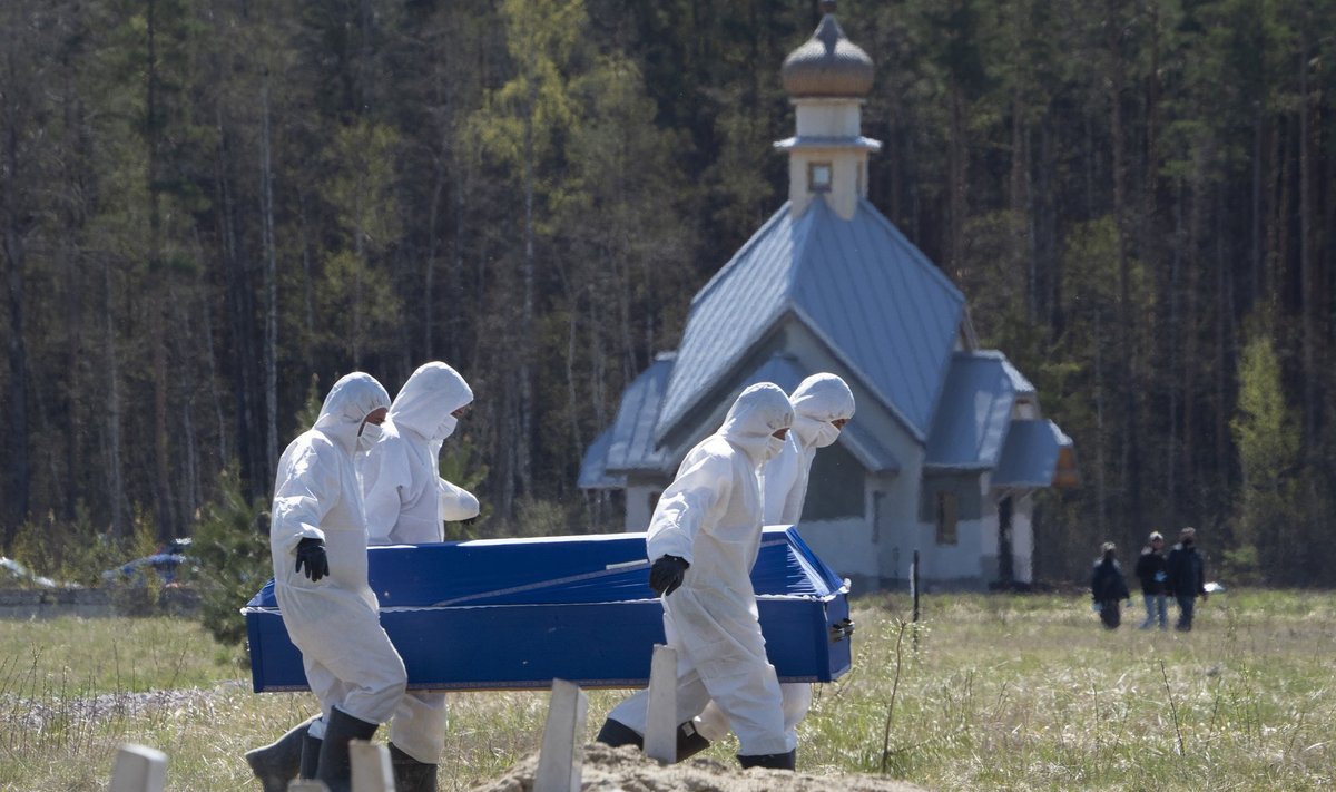 VIIRUS MURRAB: Kaitseriietuses surnumatjad tassivad Venemaal Kolpino lähistel COVID-19 ohvriga kirstu.