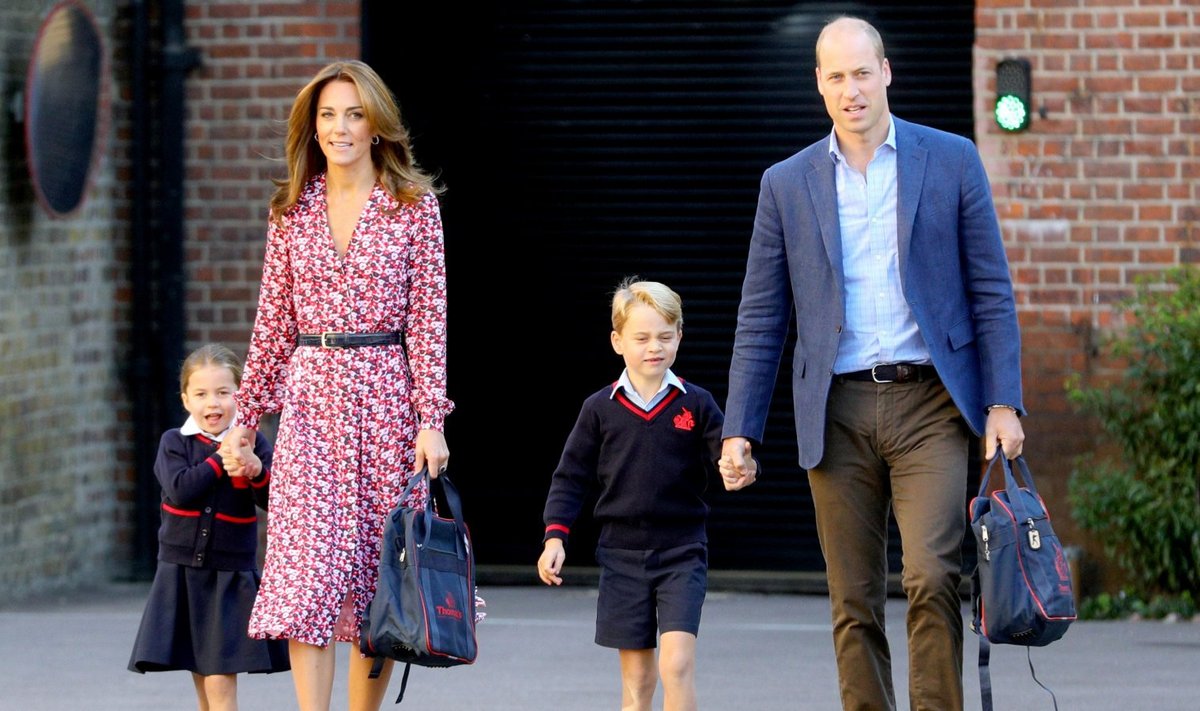 Cambridge'i hertsoginna Catherine ja prints William viisid printsess Charlotte ja prints George'i kooli.