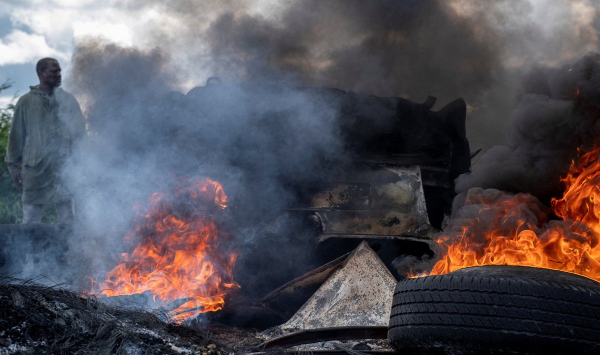 Prantsuse ülemerepiirkondades põletatakse autosid ja seatakse teetõkkeid, et protestida valitsuse puudulike koroonameetmete vastu.