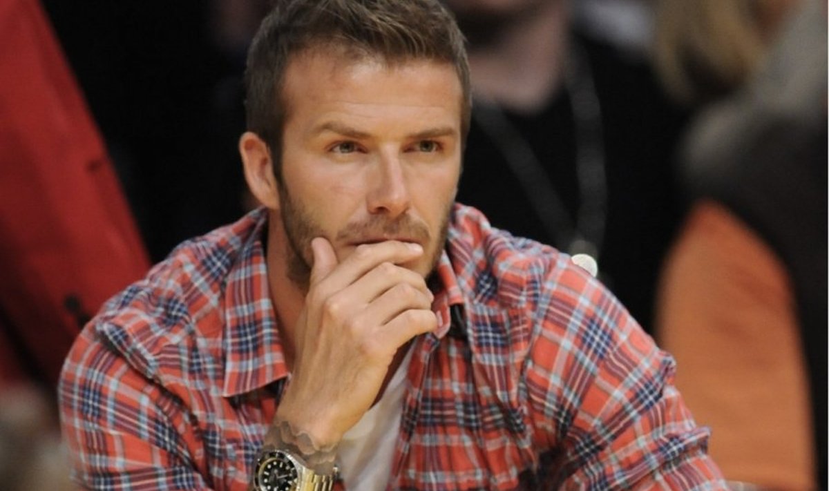 Soccer star David Beckham watches an NBA basketball game against the Sacramento Kings and the Sacramento Kings, Tuesday, April 13, 2010, in Los Angeles. The Lakers won 106-100. (AP Photo/Gus Ruelas) / SCANPIX Code: 436