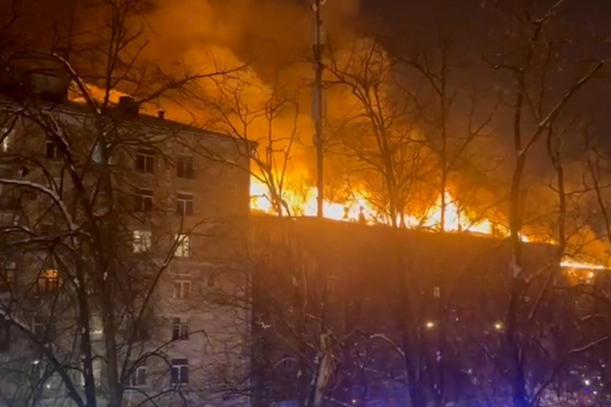 ВИДЕО | Люди кричали, просили из окон помощи. В Москве загорелся жилой дом,  эвакуированы более 400 человек - Delfi RUS