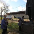 ФОТО: На 100-летие революции к нарвскому Ленину принесли несколько гвоздик
