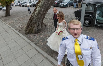 Ärimees Jaan Toots ja tema ärinaisest armastatu Eve Kirs abiellusid Toomkirikus lähedaste sõprade ja sugulaste ringkonnas.