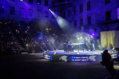 „Kremli ööbikud” on suurejooneline etendus, kus isegi subtiitritest saavad lavakujunduse osad.