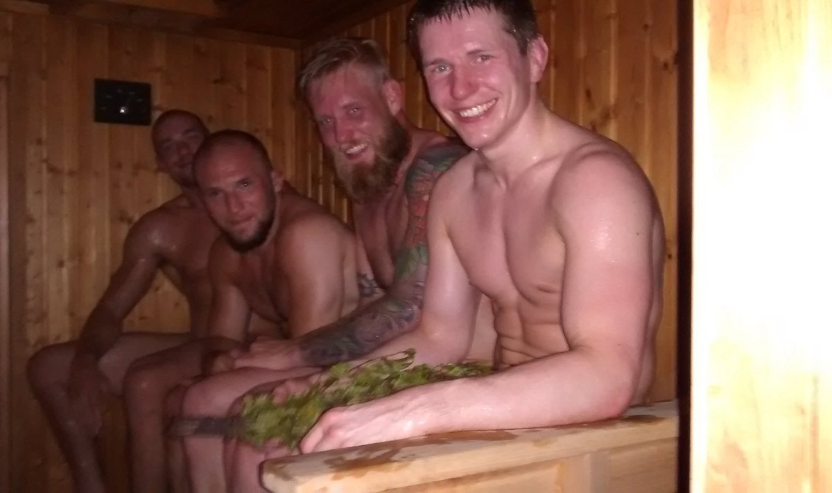 Küll harva, aga juhtub ka nii, et võitlussportlased käivad saunas oma vabast tahtest. Tagant ette: Anton Kuivanen, Mika Hämäläinen, Juho Valamaa, Ott Tõnissaar (juuni 2015).