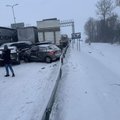 ВИДЕО И ФОТО | На Таллиннской окружной дороге в аварии попали 25 различных транспортных средств, пострадали 11 человек, восемь из которых доставили в больницу