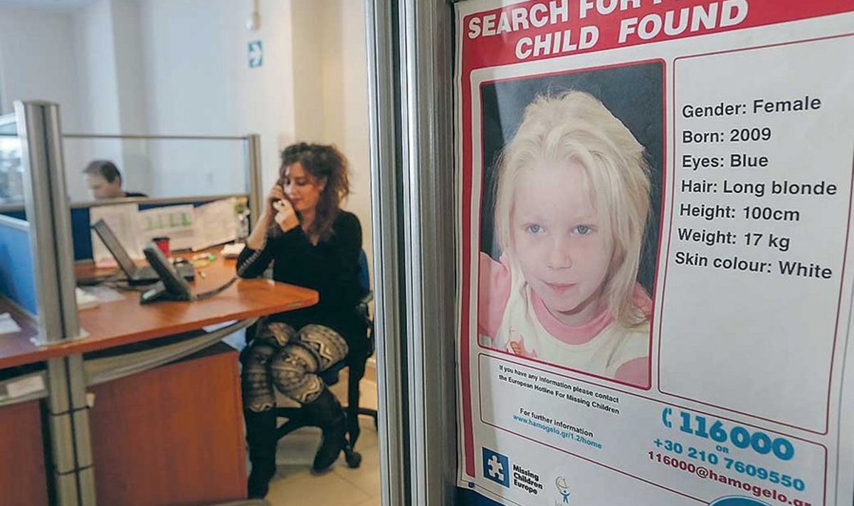 Heategevusühenduse Lapse Naeratus ruumides oleval plakatil otsitakse siniste silmadega tüdruku vanemaid, kuid Kreeka politsei andmeil on tema silmad hoopis rohelised.