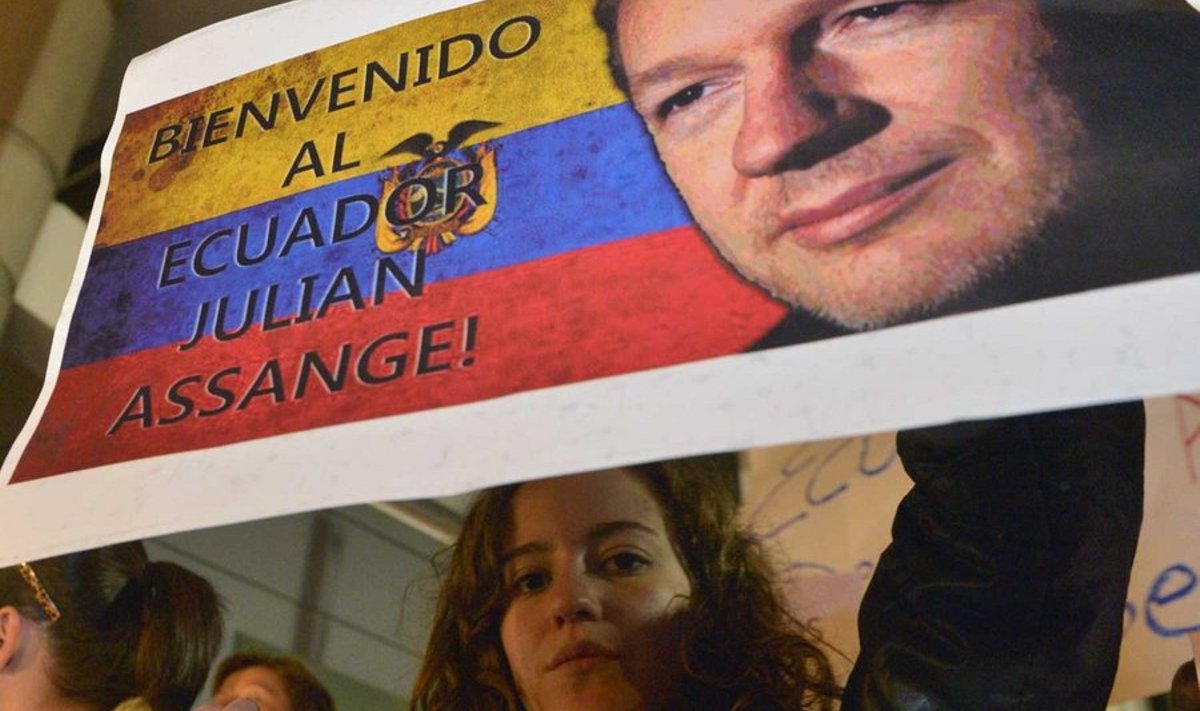 Assange’i toetajad piketeerivad saatkonna ees. (Foto: AFP/Scanpix)