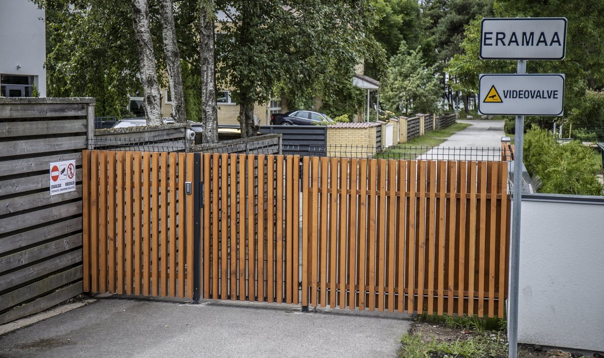 LÕHUTI MAHA: Veel möödunud nädala keskpaigas blokeeris Pirita randa viivat Variku teed lukustatud väravaga aed. Nüüdseks on kadunud nii värav kui ka aed.