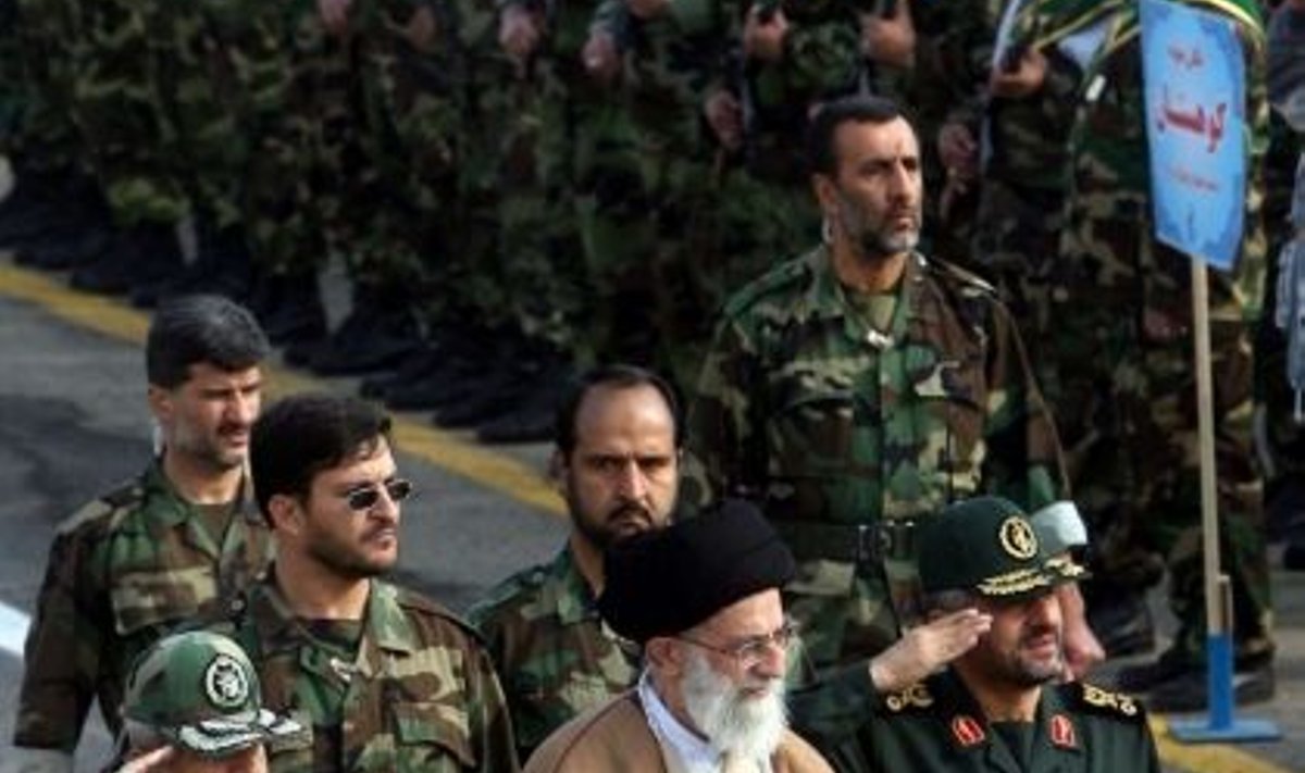 Iraani usujuht ajatolla Ali Khamenei koos Islamirevolutsiooni Valvurite Korpuse juhtidega.
