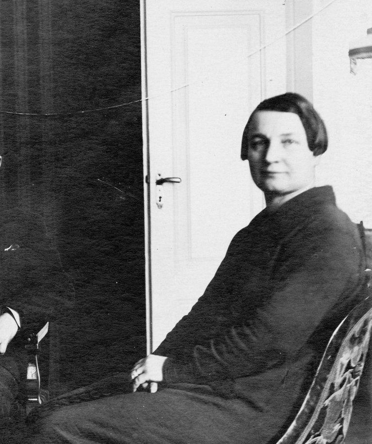 Eduard Vilde ja Linda Jürmanni kooselu vormistati 24. oktoobril 1921 ametlikult abieluks. See on üks viimaseid fotosid abikaasadest oma kodus Rohelisel Aasal.