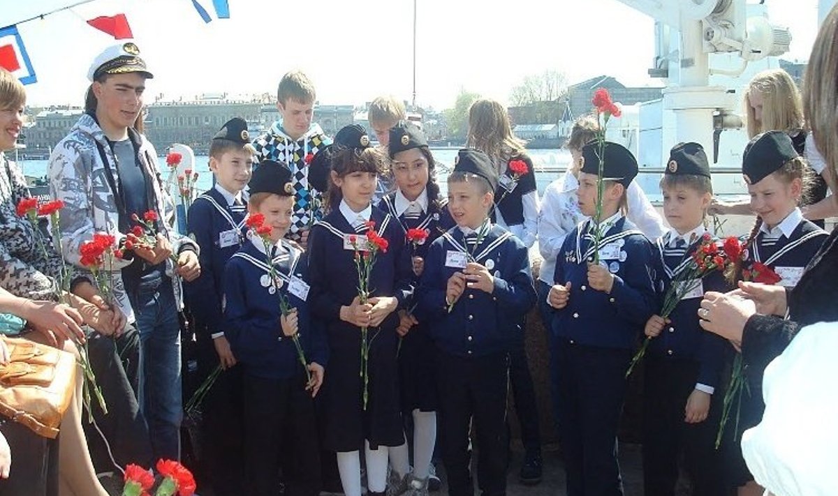 Koos Peterburi kooliõpilastega ajaloolisel laeval. Foto: Olga Haiba