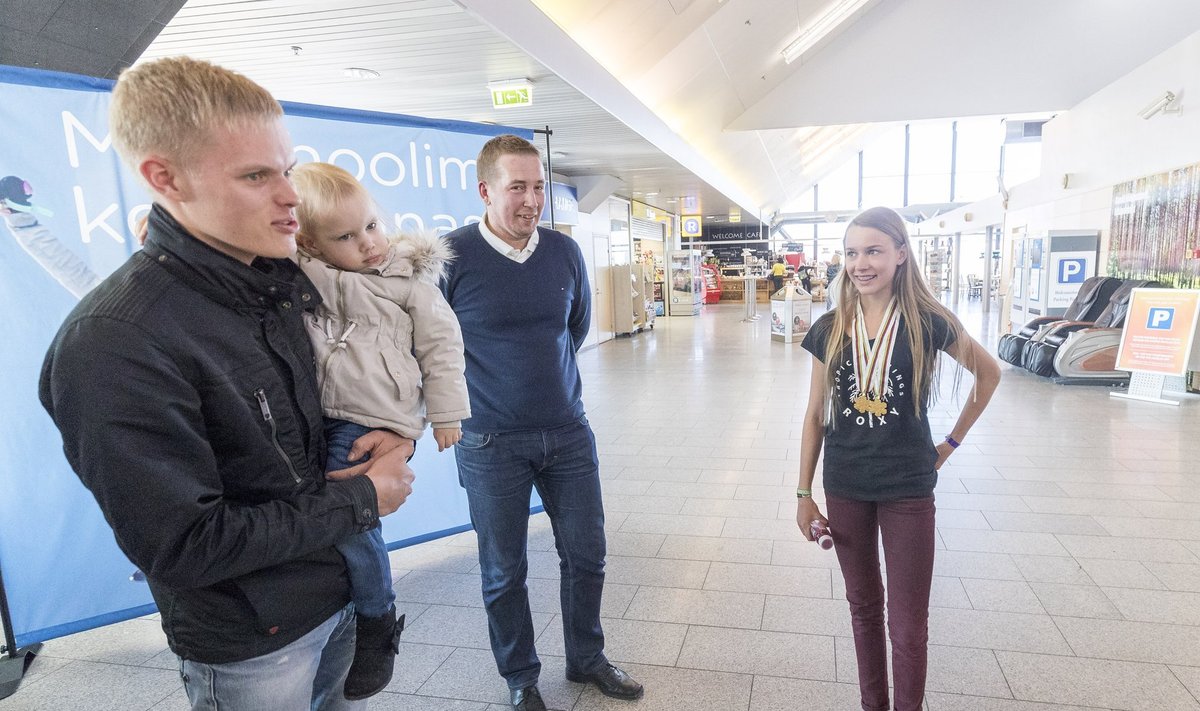 Eesti spordisangarid lennujaamas - Ott Tänak tütrega ja Kelly Sildaru
