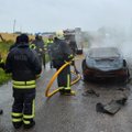 FOTO: Tartumaal põles sõiduauto suure leegiga