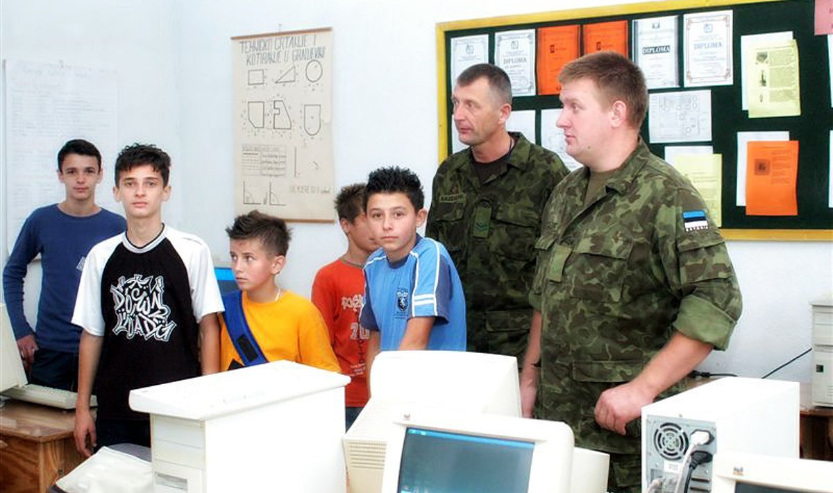 Eesti kaitseväelased Bosnia põhikoolis Eesti kingitud arvutiklassiga tutvumas.
