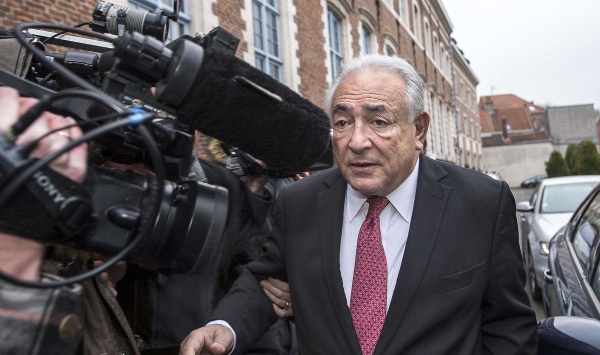Strauss-Kahn lahkumas hotellist Lille’is, et minna kohtusse seksiorgiatest rääkima.