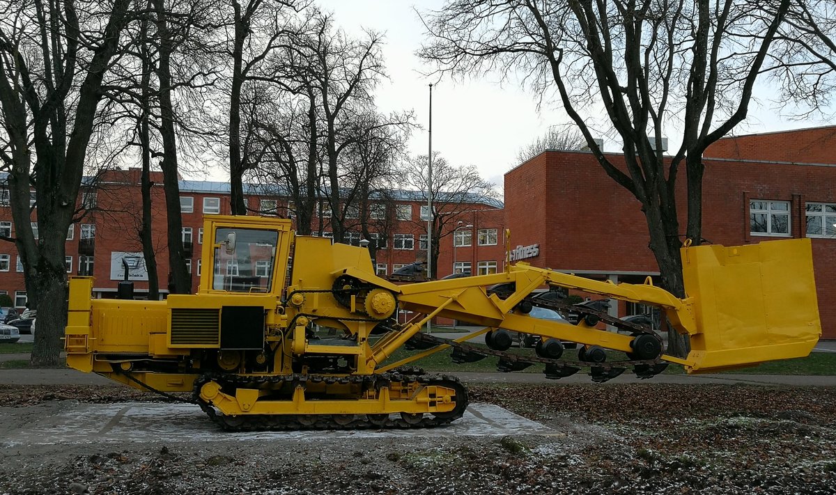 Talleksi peahoone juurde parginurka toodi 2018. aasta detsembris imetlemiseks drenaažikraavide kaevamiseks mõeldud mitmekopaline kollane ekskavaator ETZ-2011