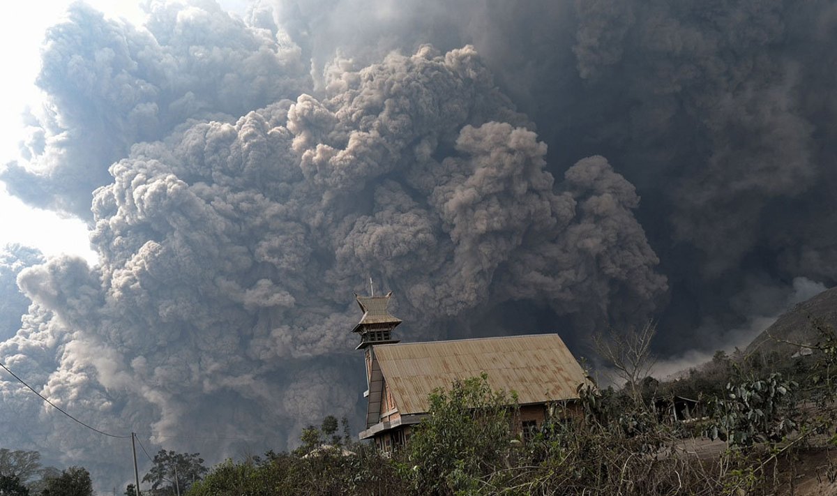 Пробуждение вулкана Синабунг на Суматре