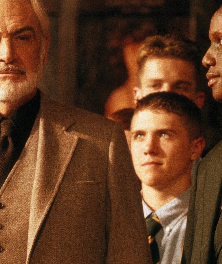 Kvaliteetdraamas “Forresteri leidmine” kehastab Sean Connery endist menukirjanikku, kes võtab enda tiiva alla vaesest perest noormehe Jamali, keda mängib ka päriselus korvpallurina leiba teeninud noor talent Rob Brown.