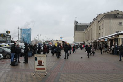 OOTUS: Kiievi rongijaam on varahommikuti populaarne paik. Ühed jooksevad rongi peale, teised jäävad juhutöö pakkumisi ootama.